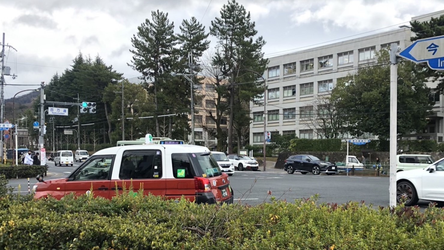 百万遍の交差点。向いに見えるのは京都大学。学生の住まいとして人気のエリア