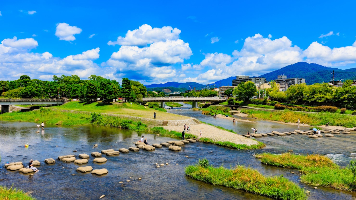 出町柳駅付近の鴨川デルタ地帯。映画などでの撮影にもよく登場する場所