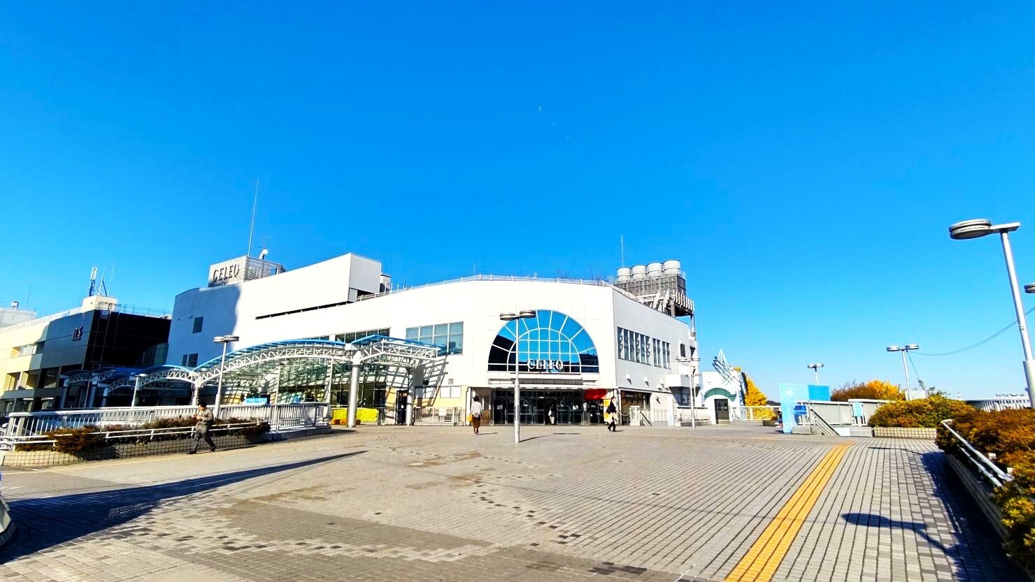 相模原駅南口の広々としたペデストリアンデッキ　　　© 太田元気