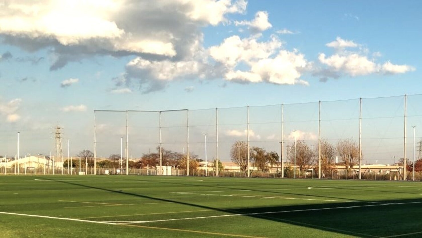 「相模原スポーツ・レクリエーションパーク」の人工芝グラウンド　© 太田元気