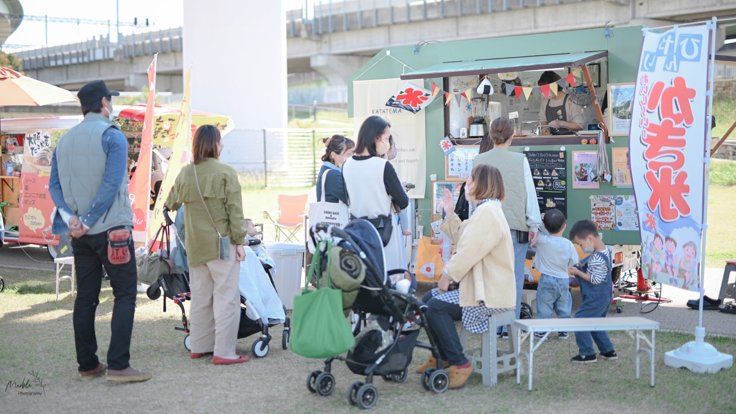 マルシェの飲食スペースで休憩する来場者