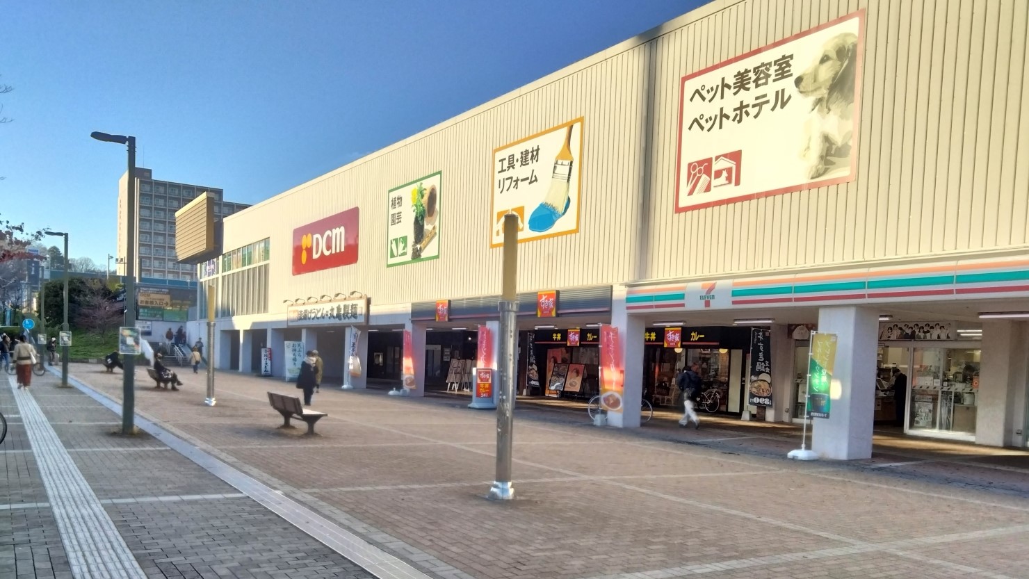 八王子みなみ野駅前の商業施設　©清水 華那