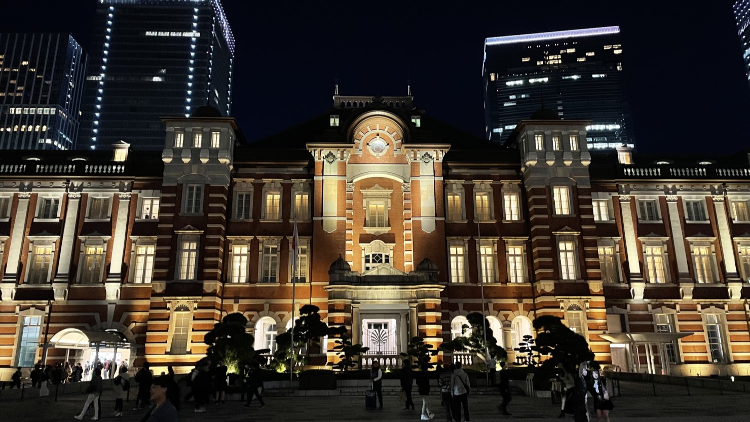夜にライトアップされた東京駅舎