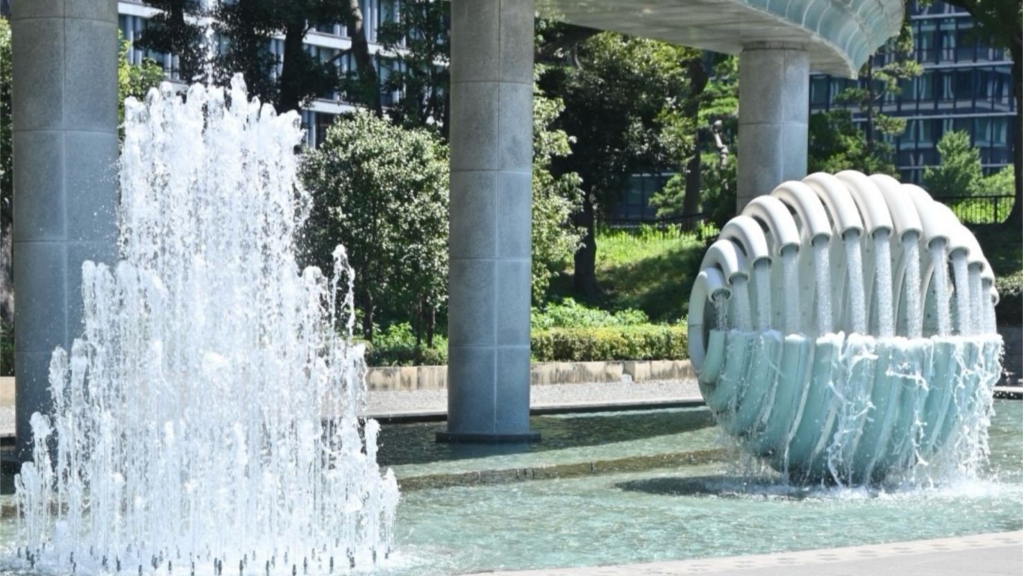 和田倉噴水公園の噴水とモニュメント