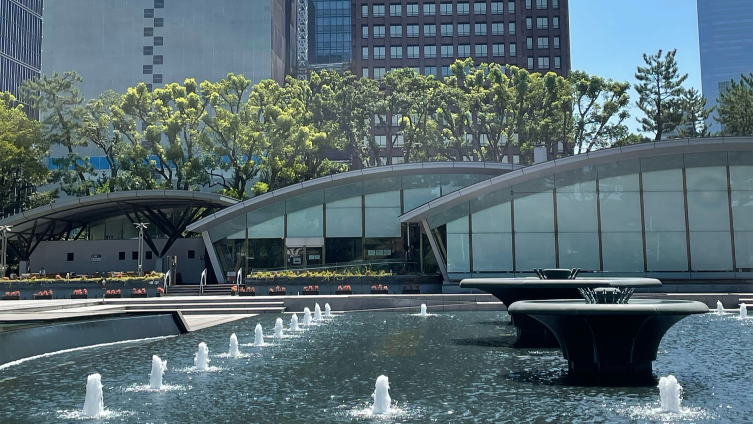 噴水の奥に佇むスターバックスコーヒー  