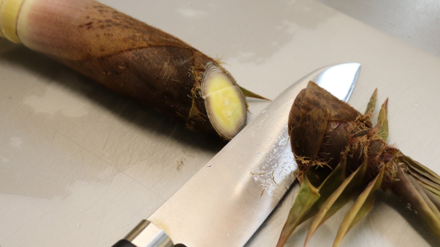 先端はアクが強いためカット