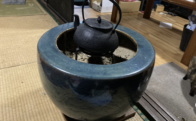 「火鉢」のある暮らし。歴10年以上の私が使い方や魅力を紹介
