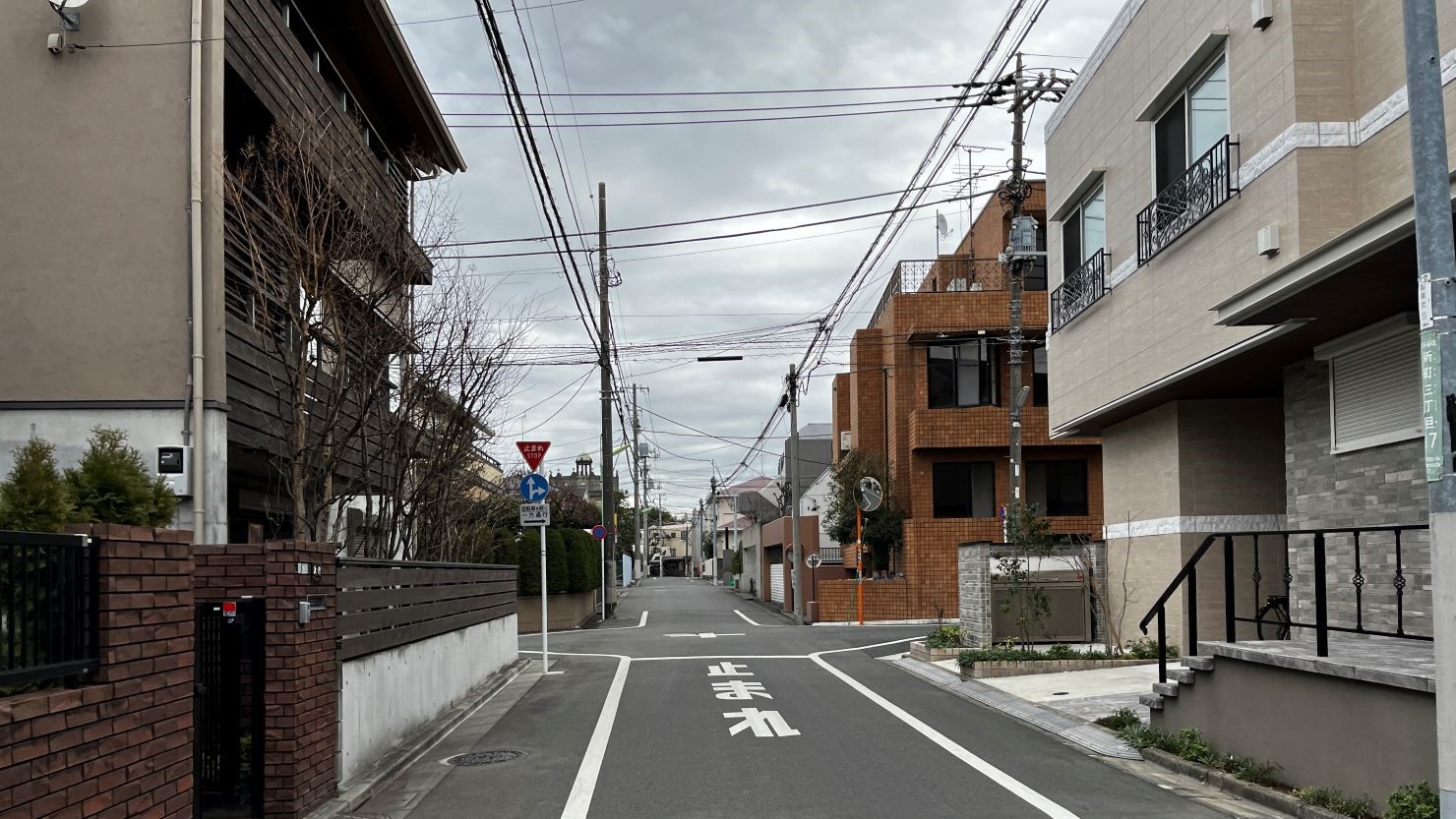 桜新町駅前から1本道に入ると広がる閑静な街並み