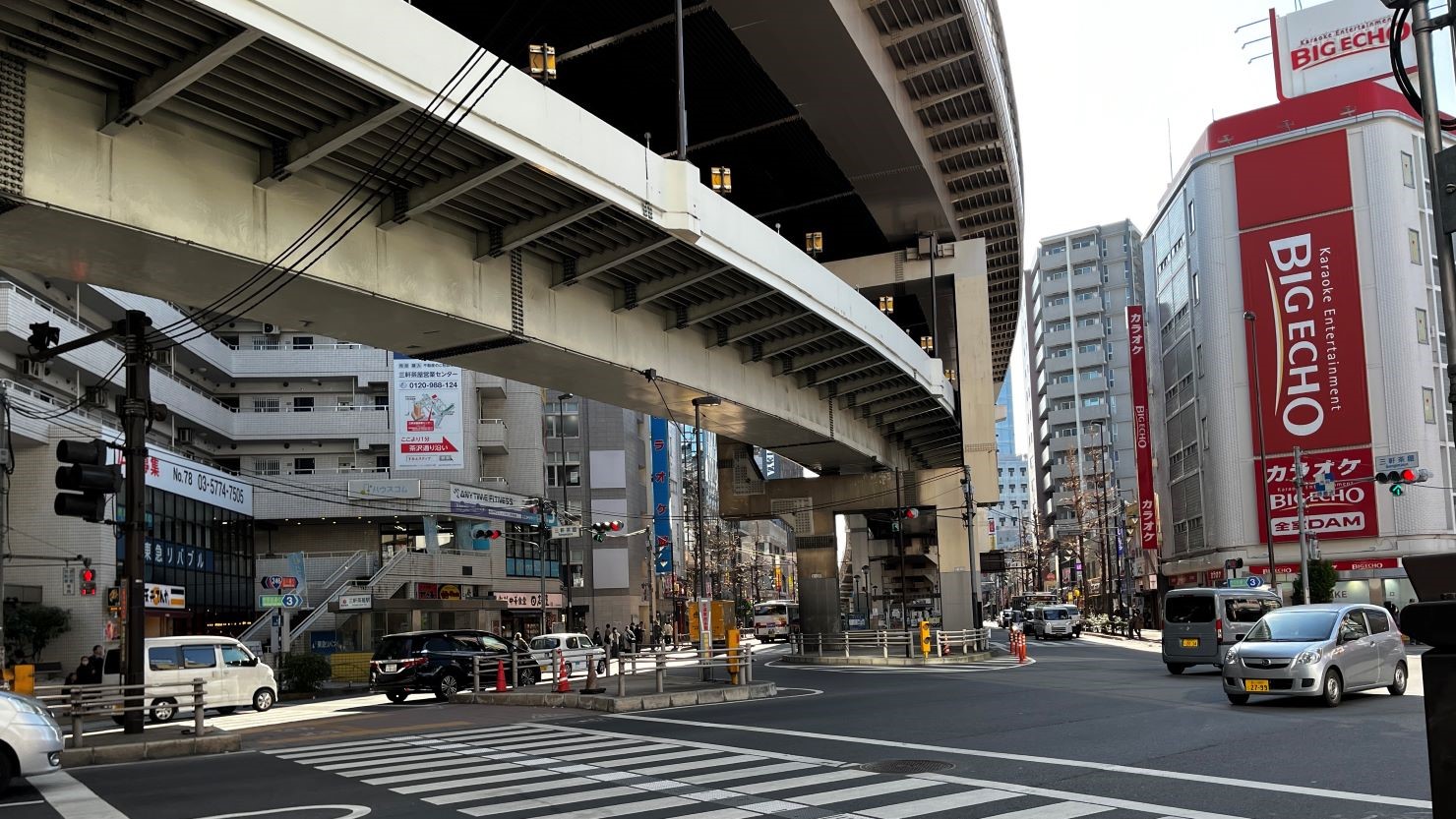 国道246号は多くの車が行き交う都内の主要道路の1つ