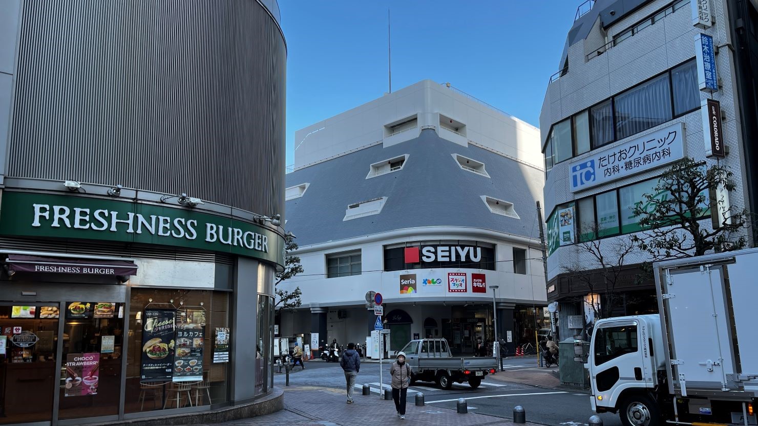 東急世田谷線 三軒茶屋駅を降りるとすぐに西友が見える