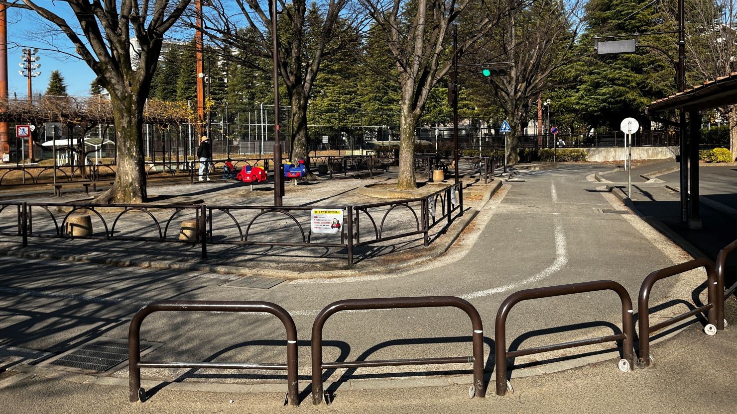 平日の夕方や週末には多くの子どもたちで賑わう世田谷公園内の交通広場