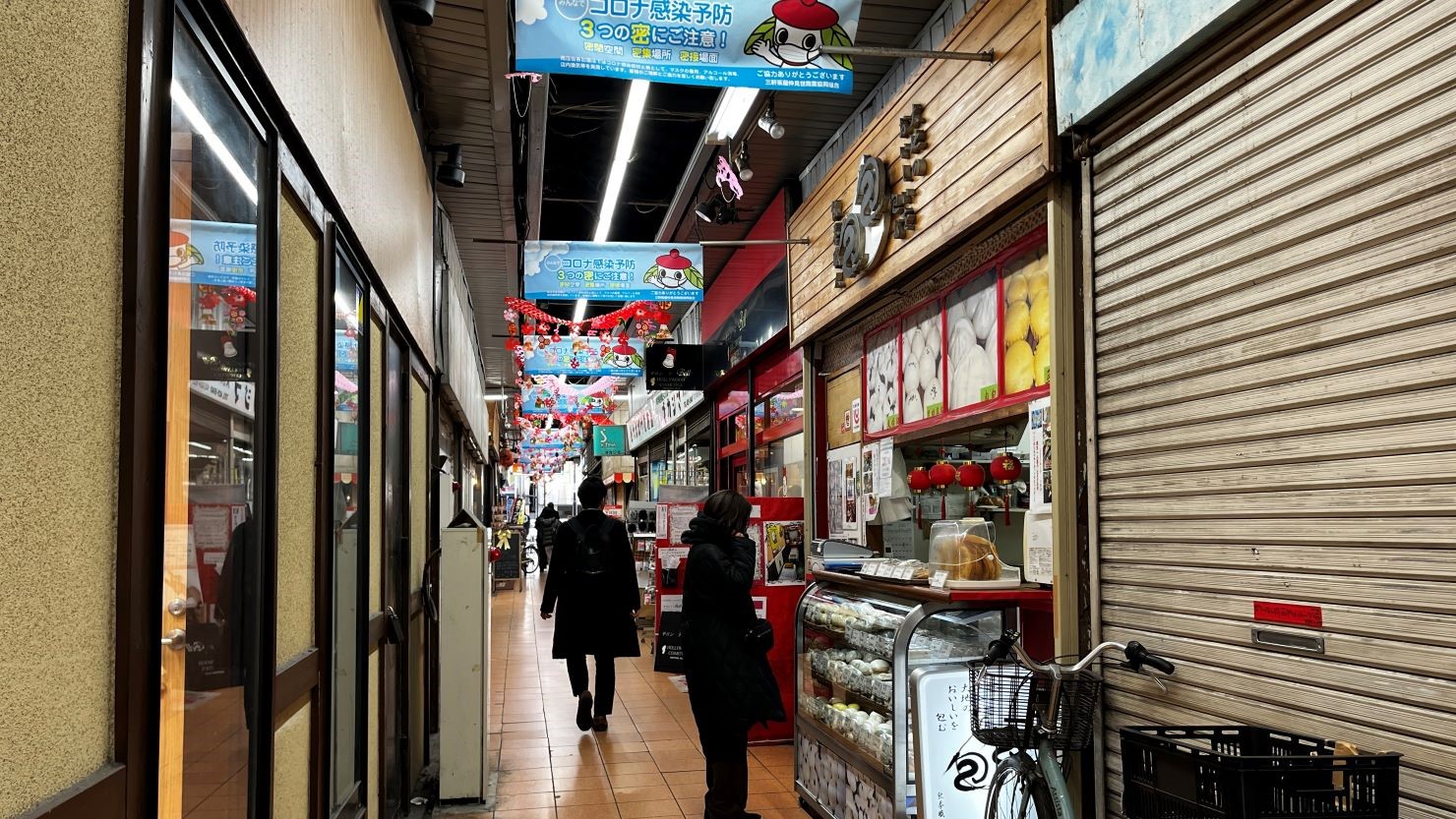 三軒茶屋駅 世田谷通り口を出てすぐのエコー仲見世はレトロ感漂う商店街
