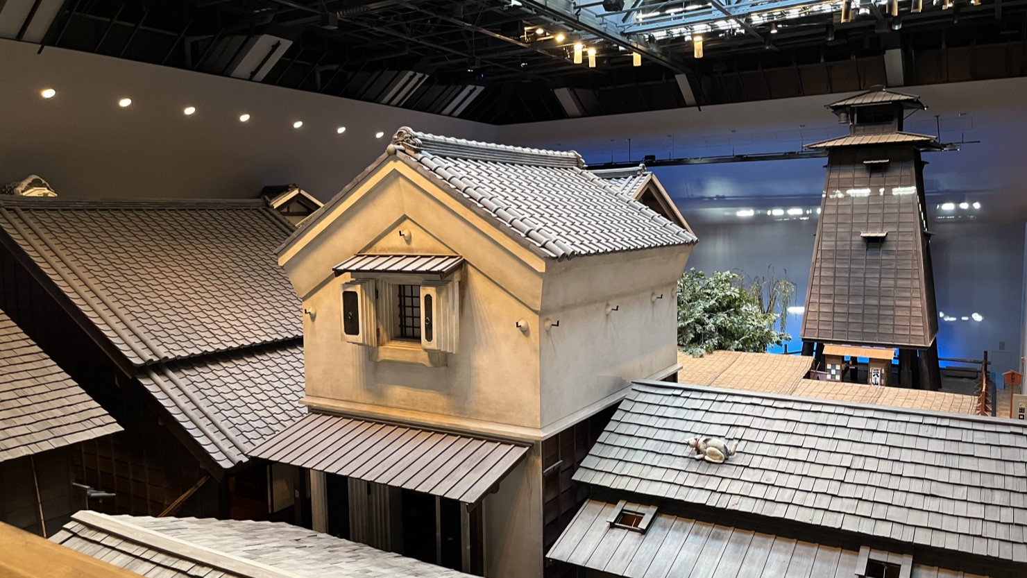 深川江戸資料館の館内、上から眺めた長屋