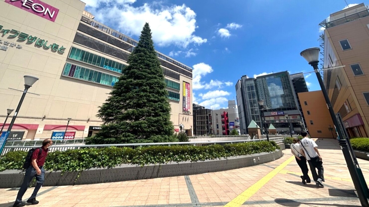 橋本駅北口。広々としたデッキは商業施設につながっている　© IKUMI
