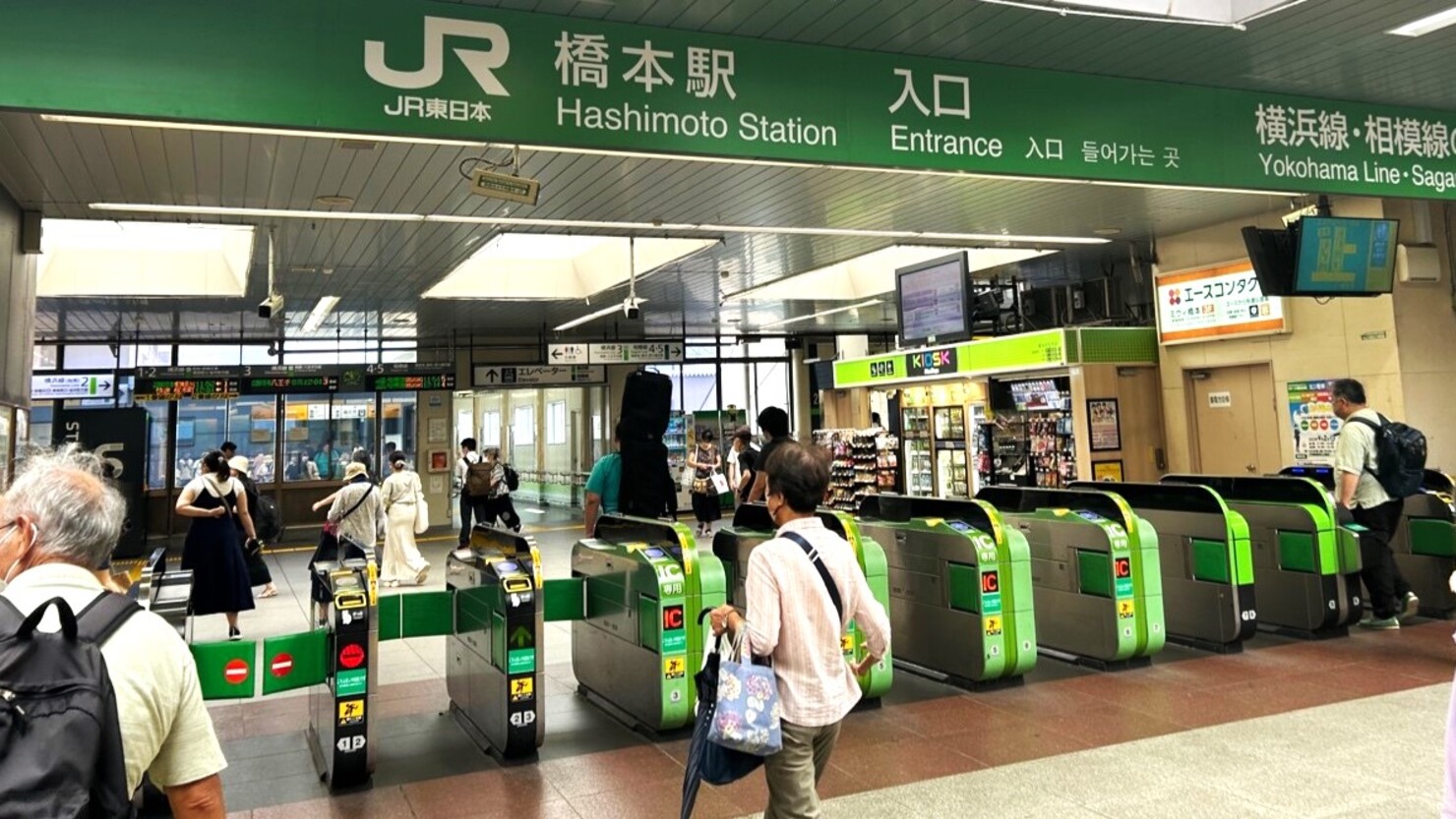JRの改札付近は電車が到着するとひどく混雑する　© IKUMI