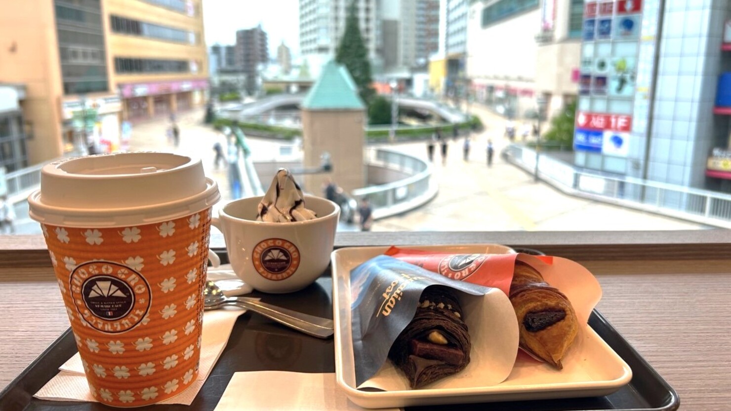 ミウィ橋本の3階のカフェからは駅前の広場が見渡せる　© IKUMI