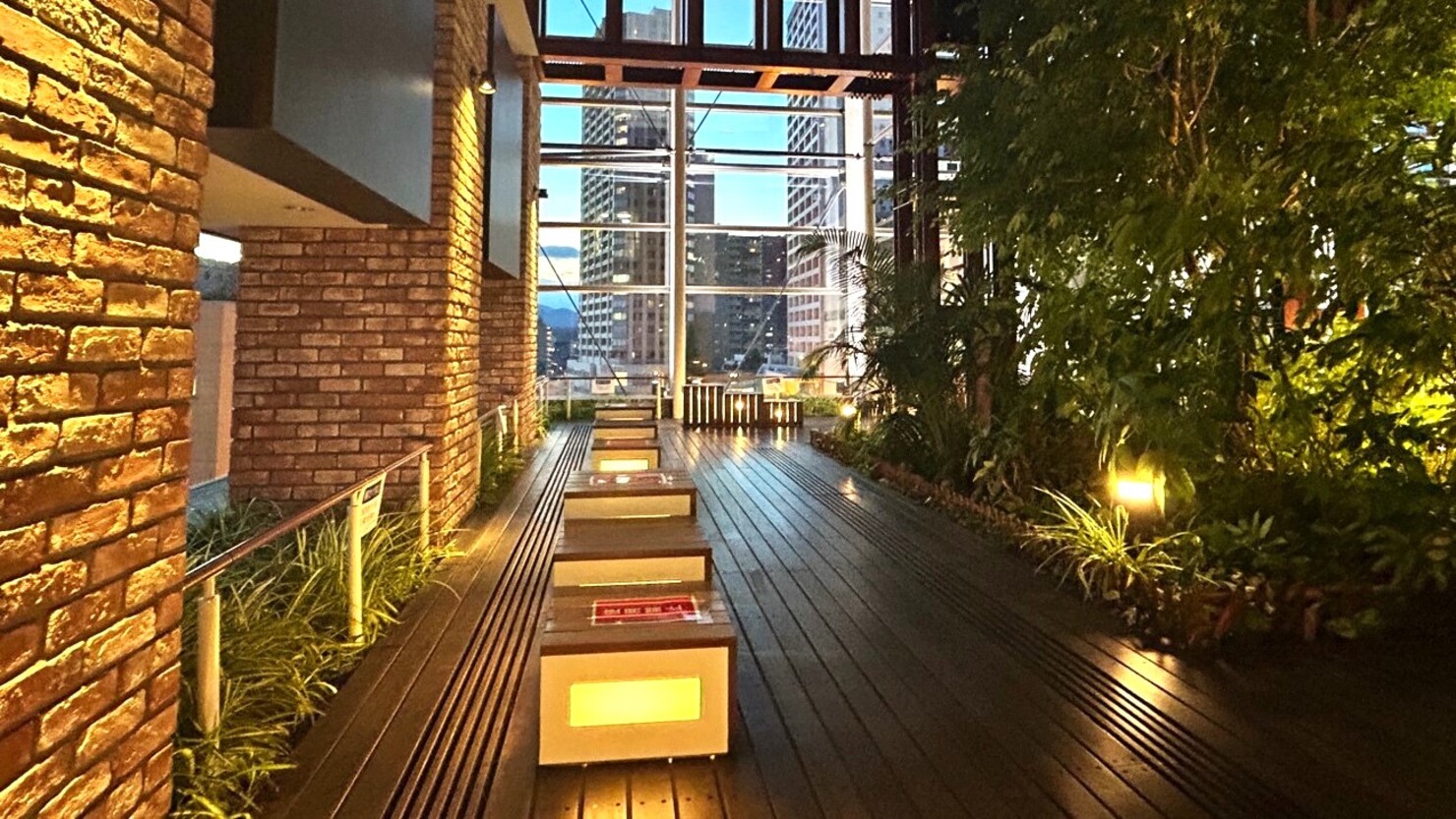 ミウイ橋本の5階の広場。上階が図書館なので常に静かだ　© IKUMI