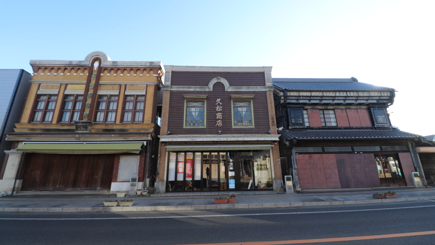 移住当初暮らしていた石岡市の商店街には、洋風の店舗兼住宅の「看板建築群」が残る