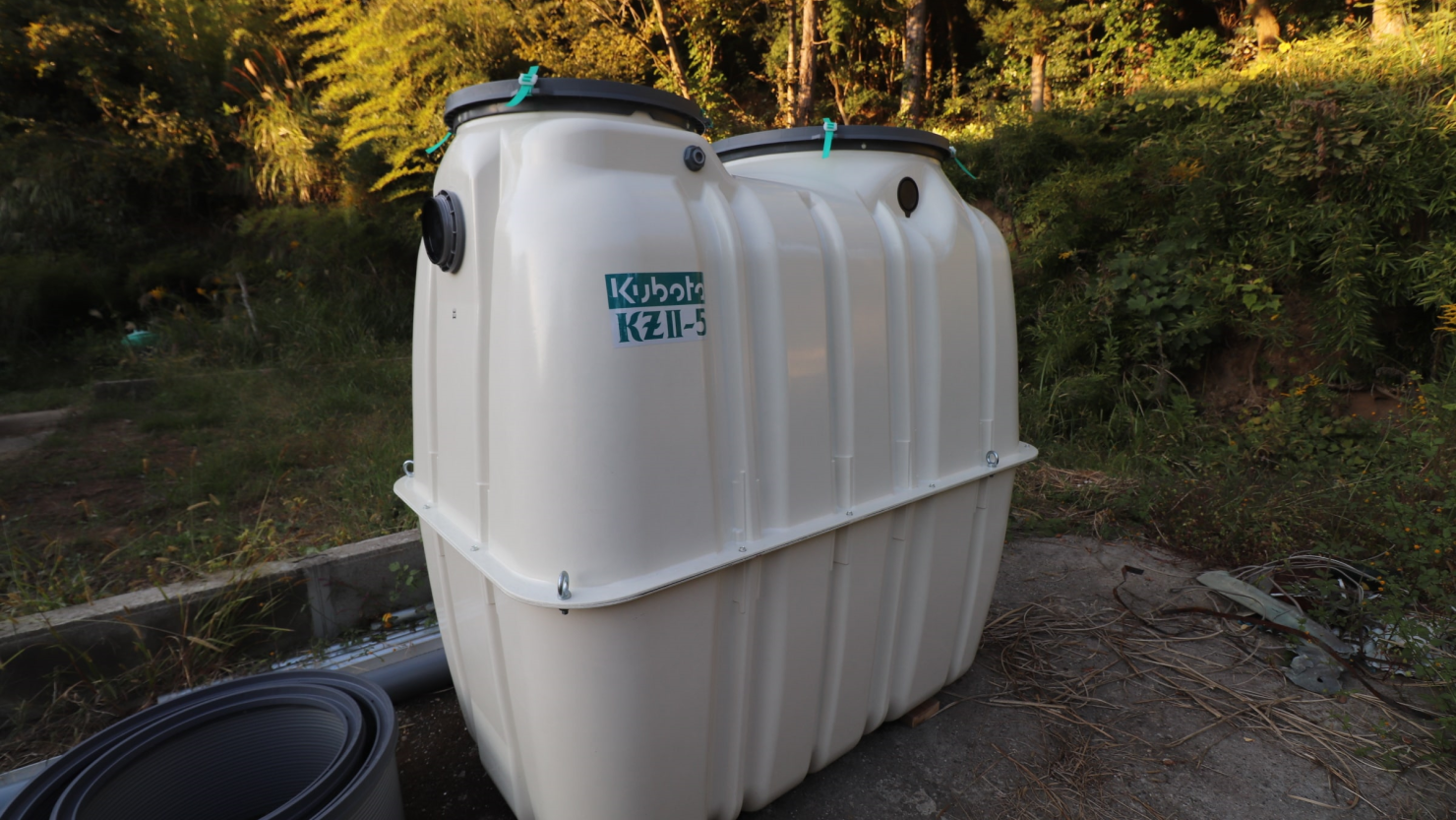 下水道がない地域は各家庭の地下に写真のような浄化槽を埋める