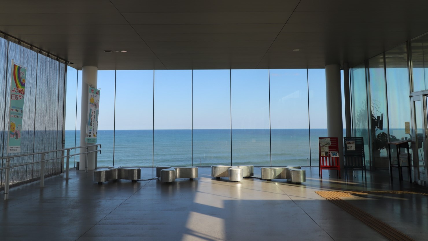 海が見えるフォトジェニックな日立駅