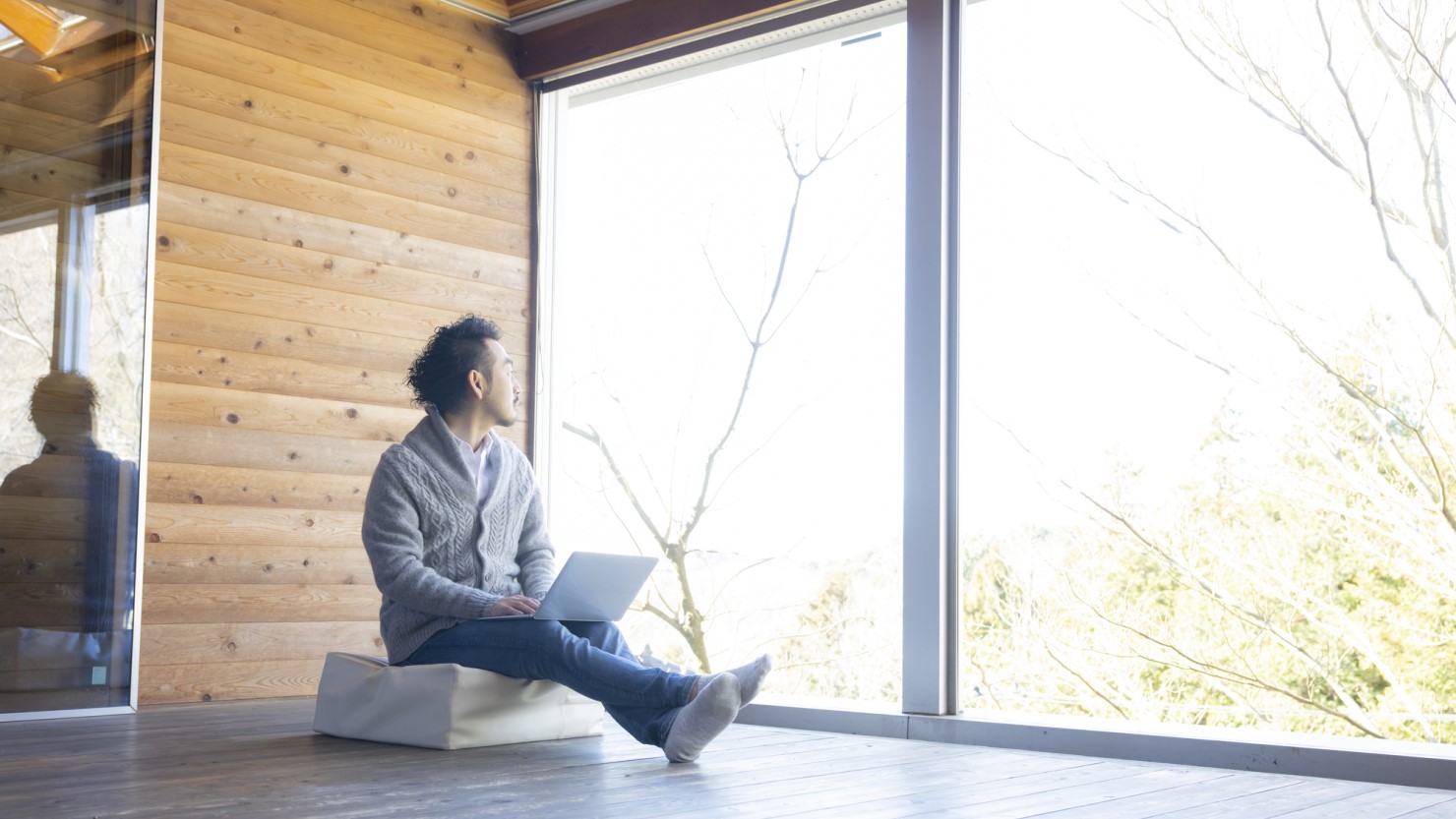 ワーケーションをする男性のイメージ