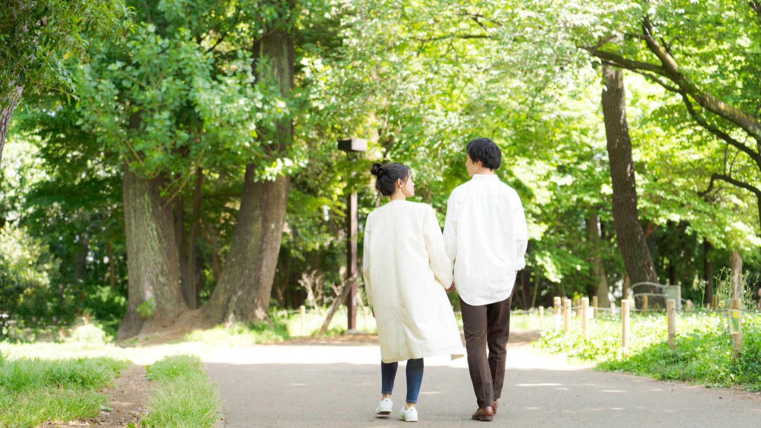 2つ目の拠点で散歩を楽しむ夫婦のイメージ