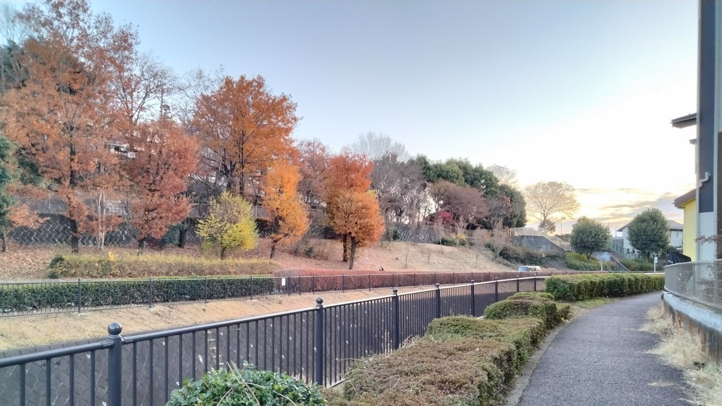 片倉駅周辺の静かな住宅街　© アヲイ