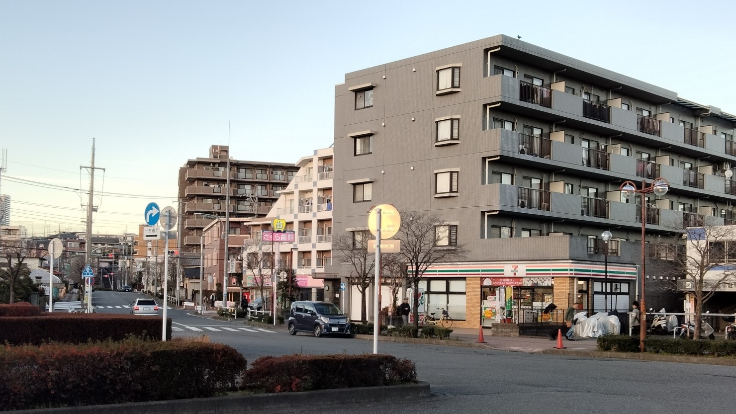 片倉駅北口ロータリーの様子　©　アヲイ