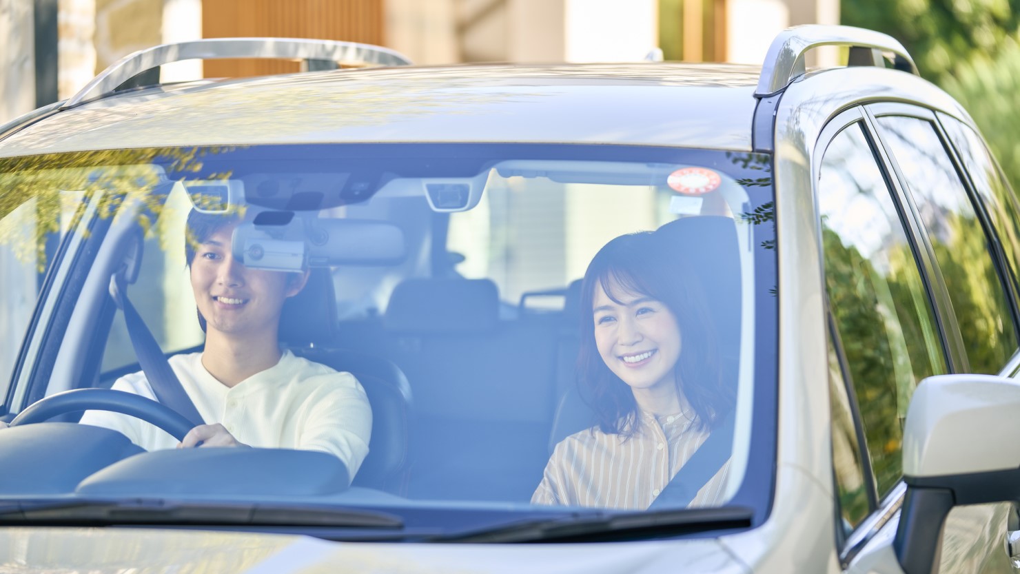 自家用車で出かける夫婦