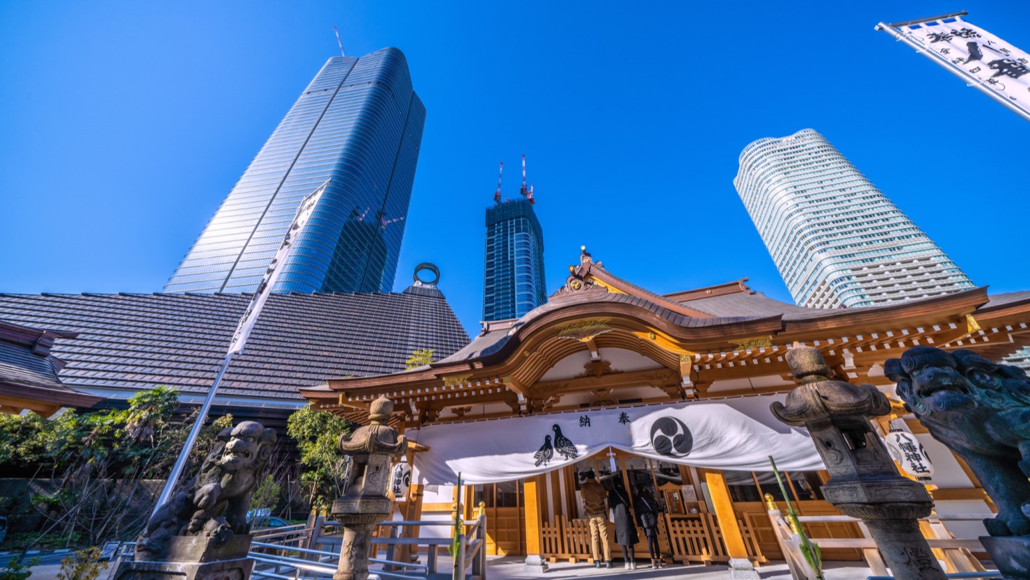 虎ノ門・麻布台プロジェクトの超高層ビルや八幡神社などを望む