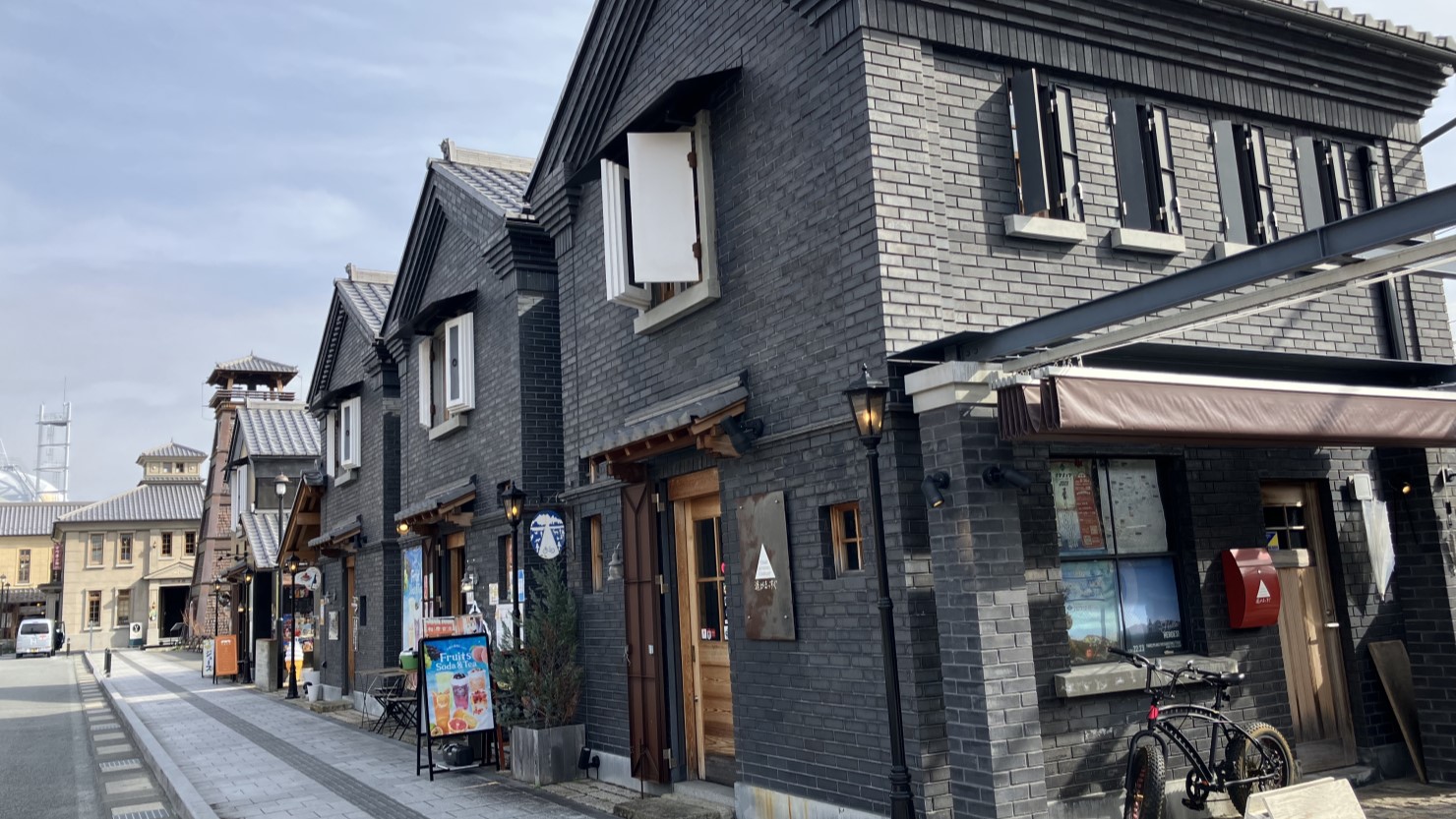 石畳や兜造の建物などがありレトロな雰囲気が漂う「甲州夢小路」