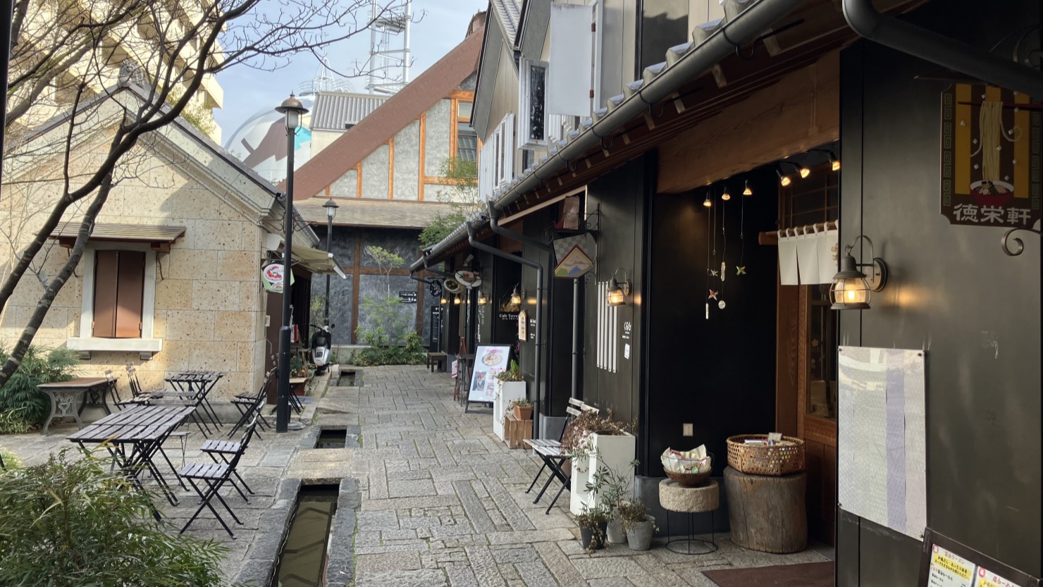 さまざまなお店が軒を連ねている