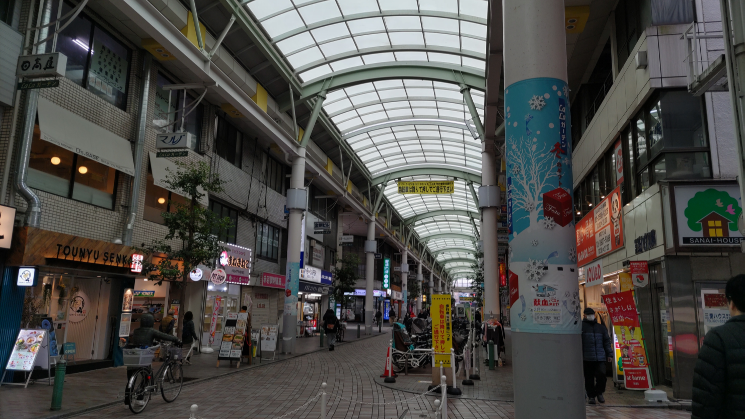 赤羽スズラン通り商店街はアーケードがあり、雨でも安心