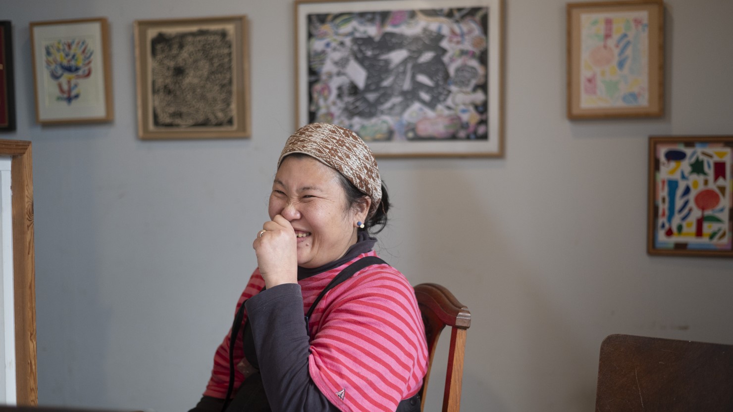 つき山さんご自身の作品が展示される店内にて。つき山さんは谷町六丁目で子ども向けの絵画教室もされています。