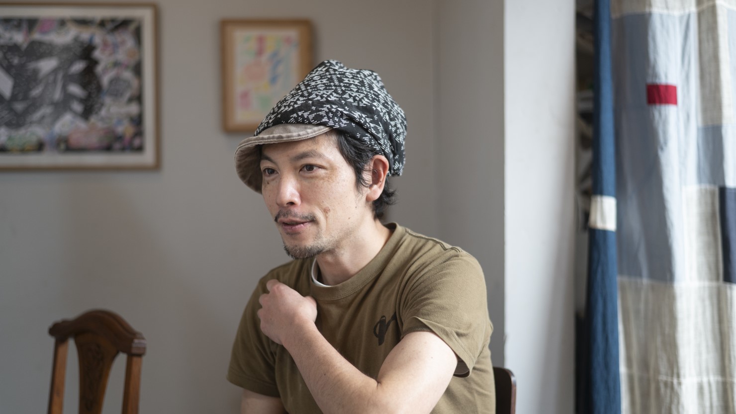 店主の青木さん。取材日は「寒かったせいか発酵に時間がかかった」と青木さん。『パンとお話 Appleの発音』では１日約17種のパンを販売しています。