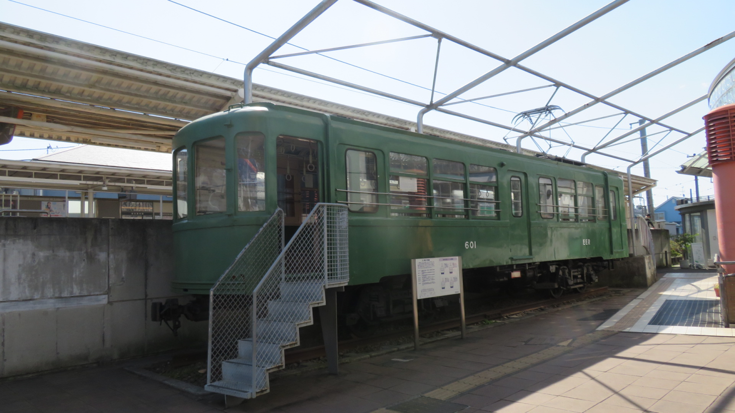 宮の坂駅に展示されている旧玉電車両