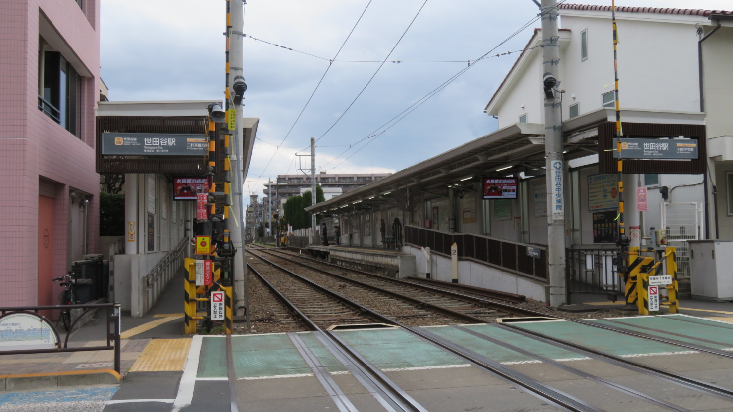 世田谷駅の踏切から三軒茶屋方向を望んで