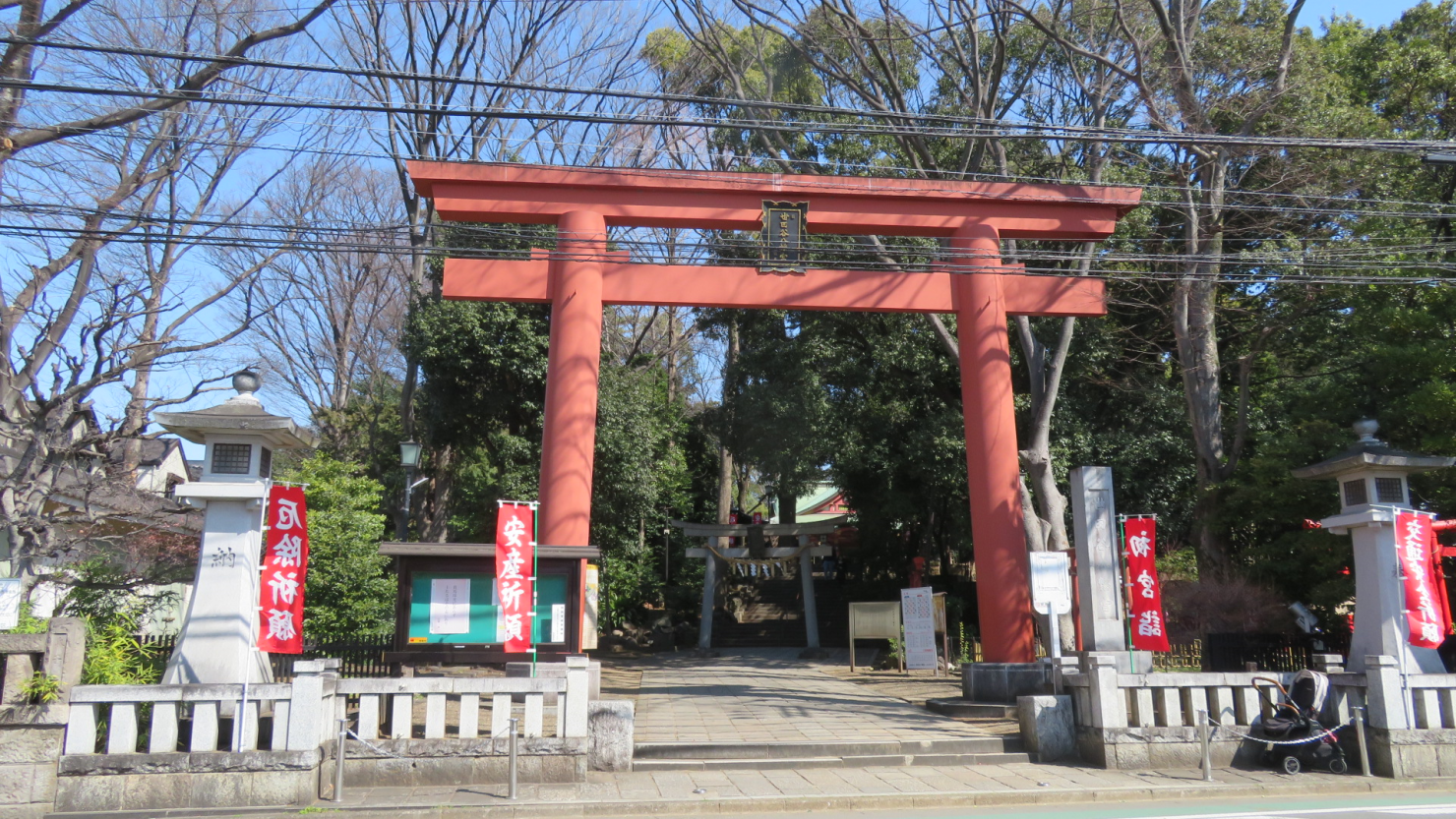 青空に鳥居が映える世田谷八幡宮