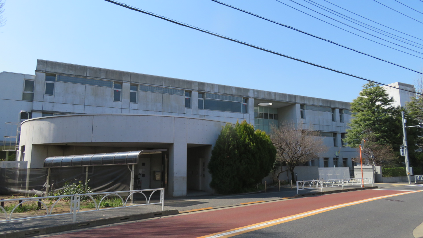 鴎友学園女子中学校高等学校の正門