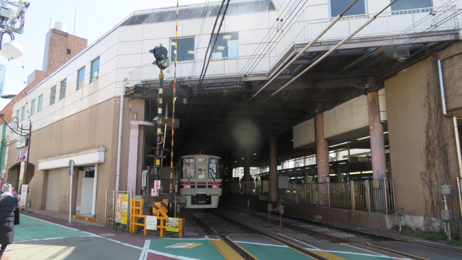 下高井戸駅に停まる京王線車両