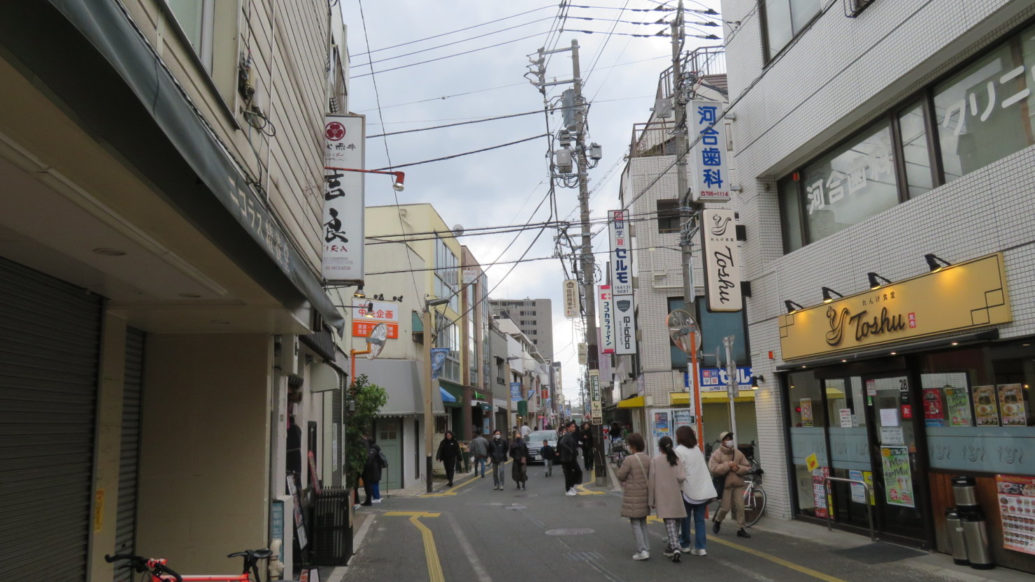 いろいろな種類のお店が並ぶ松陰神社通り松栄会商店街