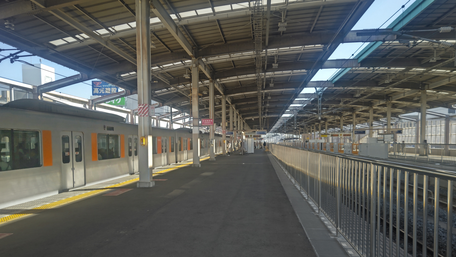 越谷駅ホームから見た東武スカイツリーライン