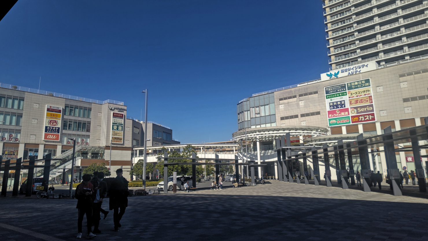 越谷駅東口から見た越谷ツインシティ（右がAシティ、左がBシティ）