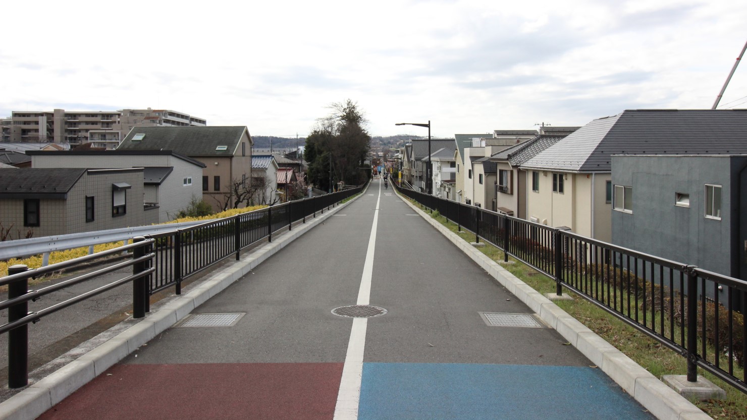 府中市内から多摩川方面へ続く遊歩道