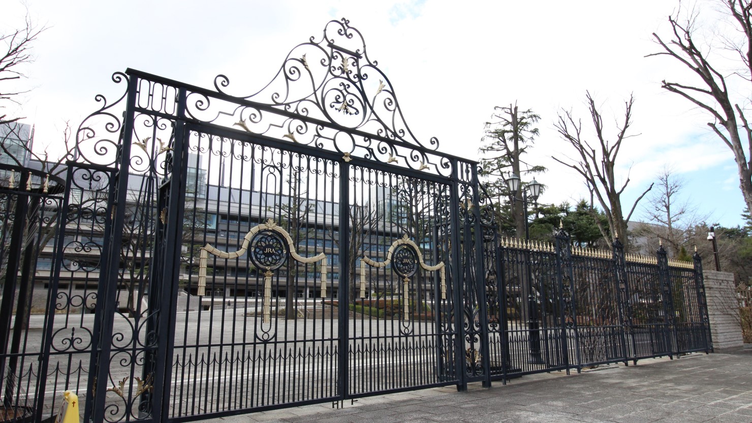 東京競馬場の正門