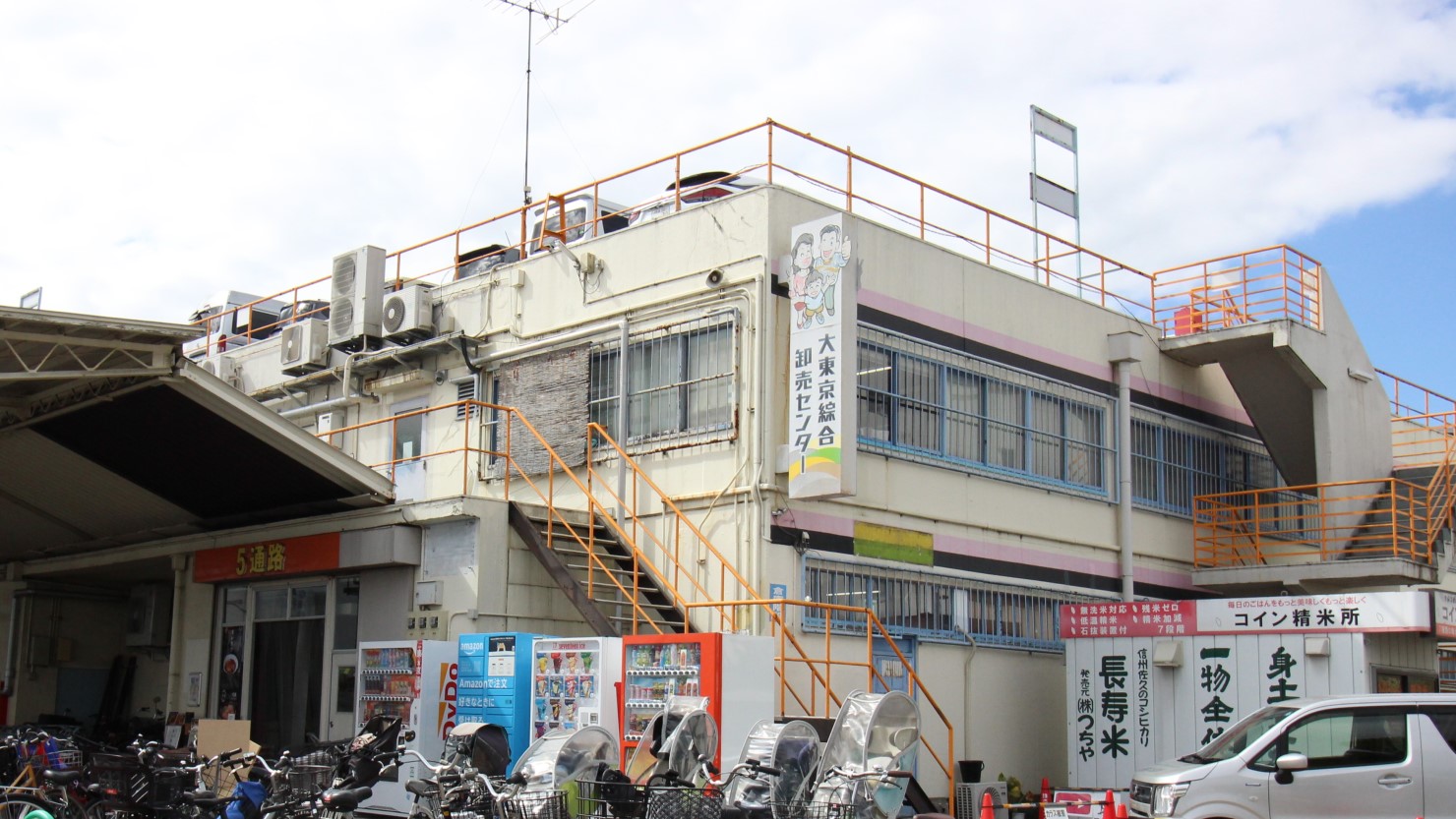 屋上は駐車場になっている大東京綜合卸売センター