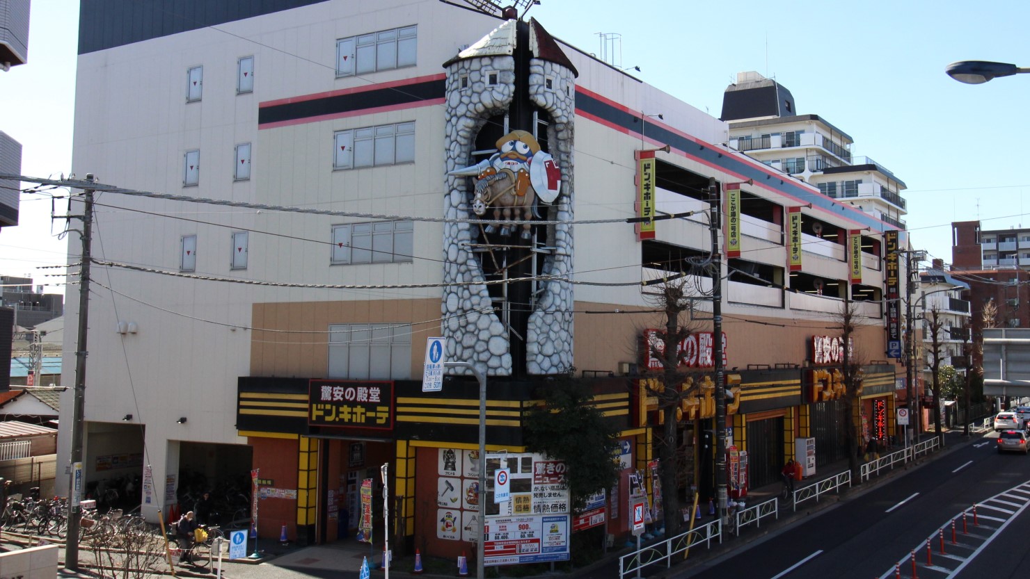 府中の森公園にも近い府中店はバーベキュー用品やレジャー用品も充実