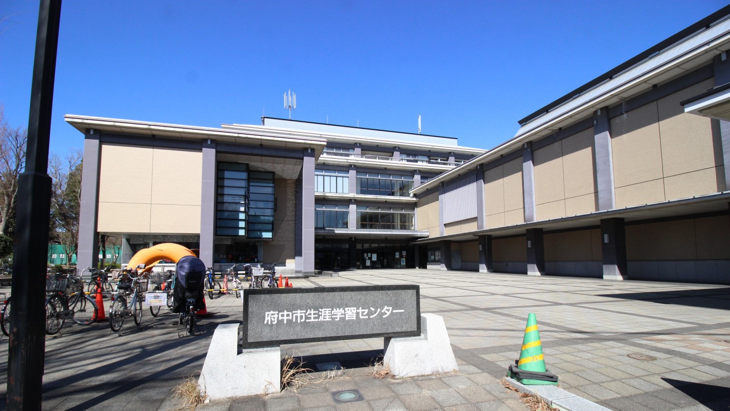 講座や図書館、トレーニング室等を利用する人で賑わう生涯学習センター