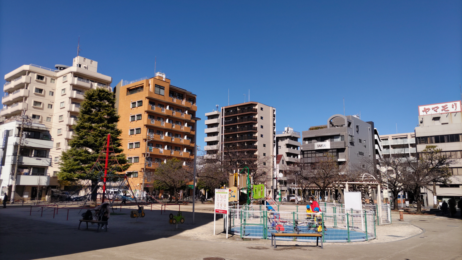 マンションの間にある公園
