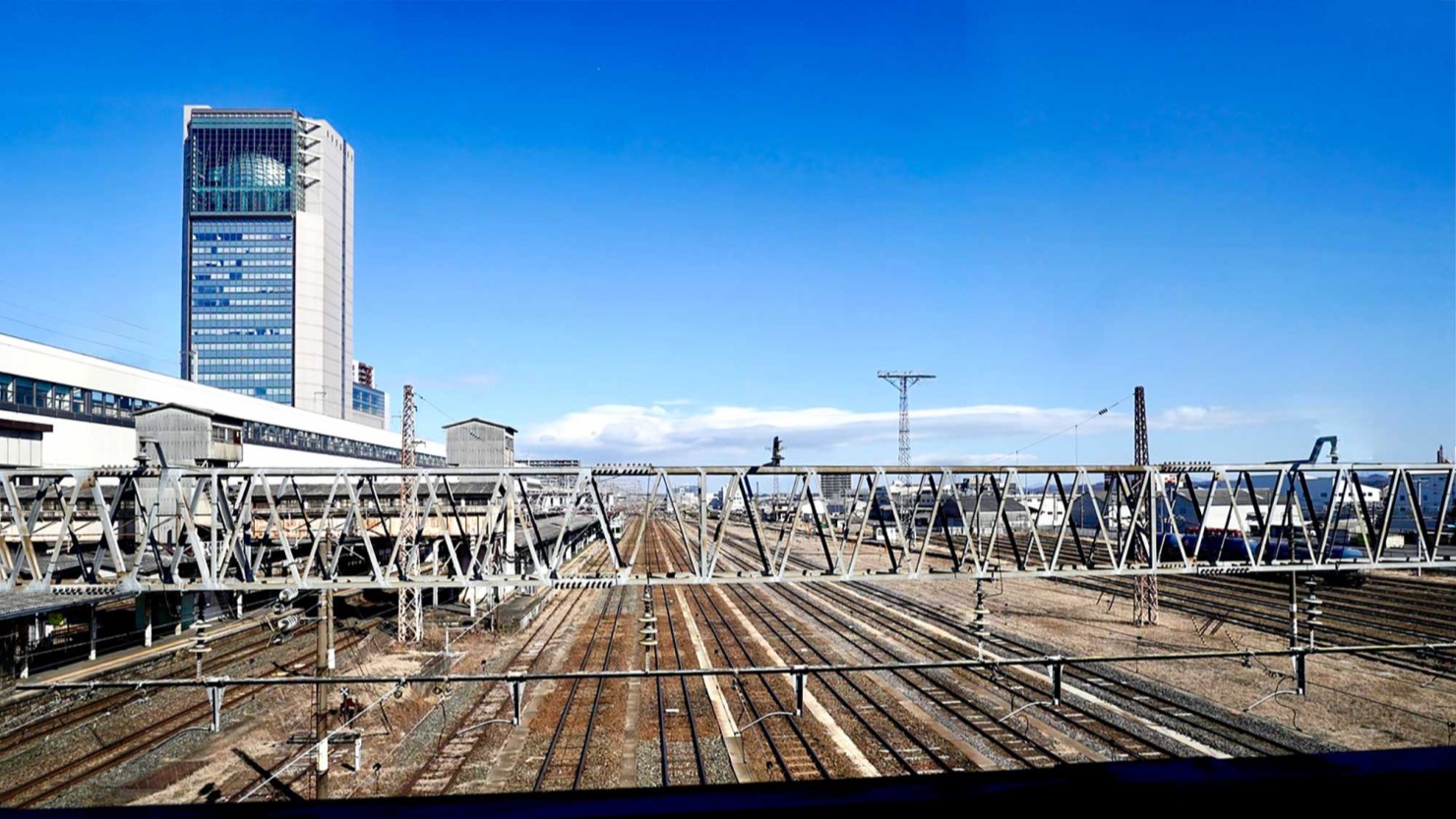 複数の線路が集まる郡山駅。左のビルはビッグアイ